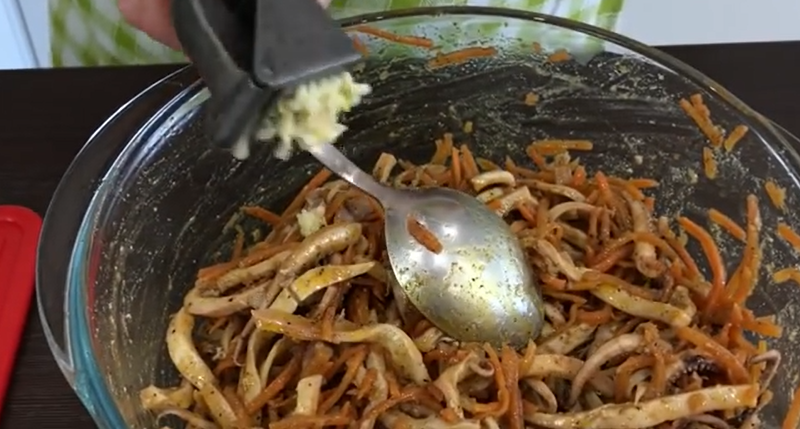 Как приготовить вкусный салат из кальмаров